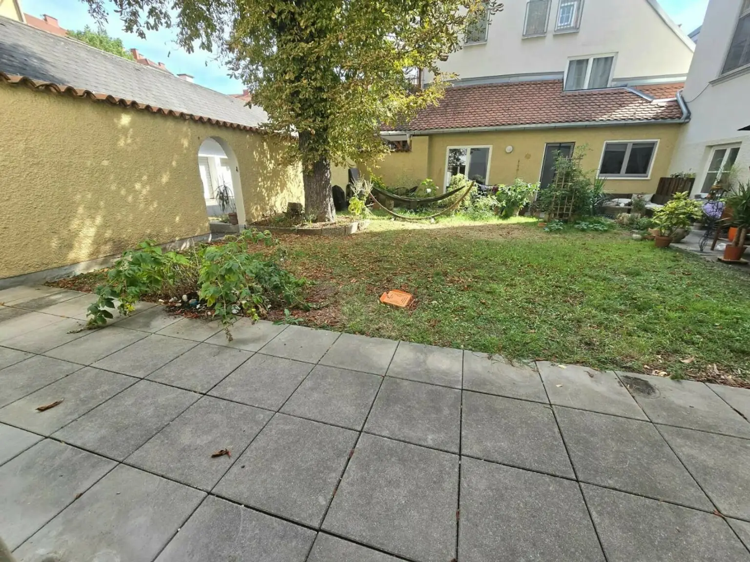 Nette Drei-Zimmer-Wohnung mit eigenem Gartenanteil - Nähe Kunsthaus - ab sofort!
