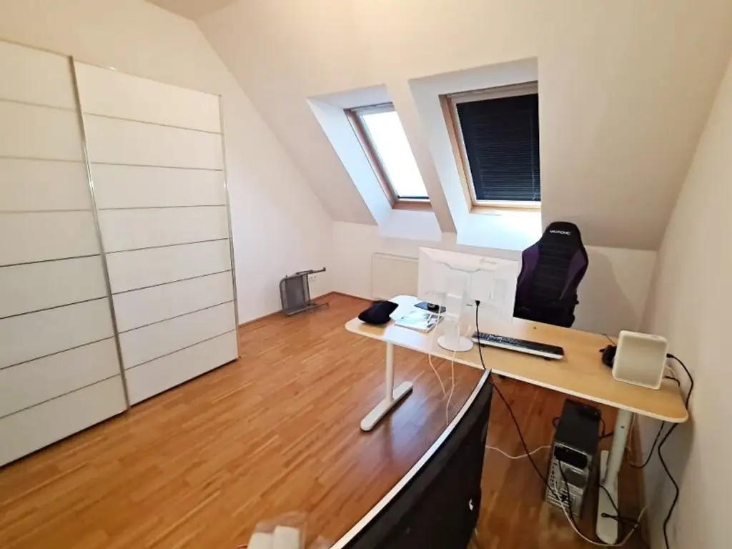 TERRASSENHIT, U1-NÄHE, 84 m2 Dachgeschoß mit 30 m2 Terrasse, 2 Zimmer, Wohnküche, 2 Bäder, Parketten, Viktorgasse