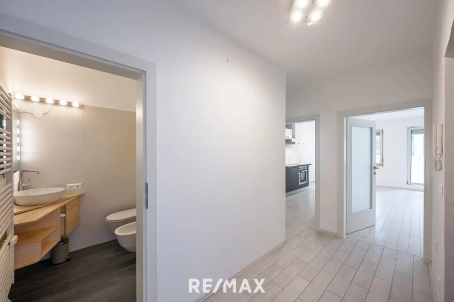 Vorraum | Sicht ins Bad