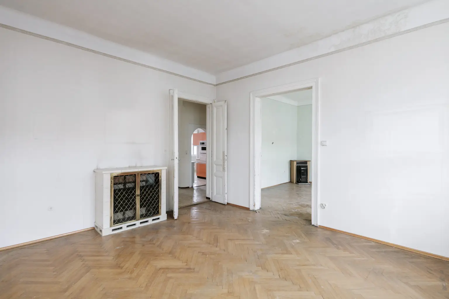Sanierungsbedürftiges 3 Zimmer Altbau-Juwel mit Balkon in sehr guter zenraler Lage von Döbling!