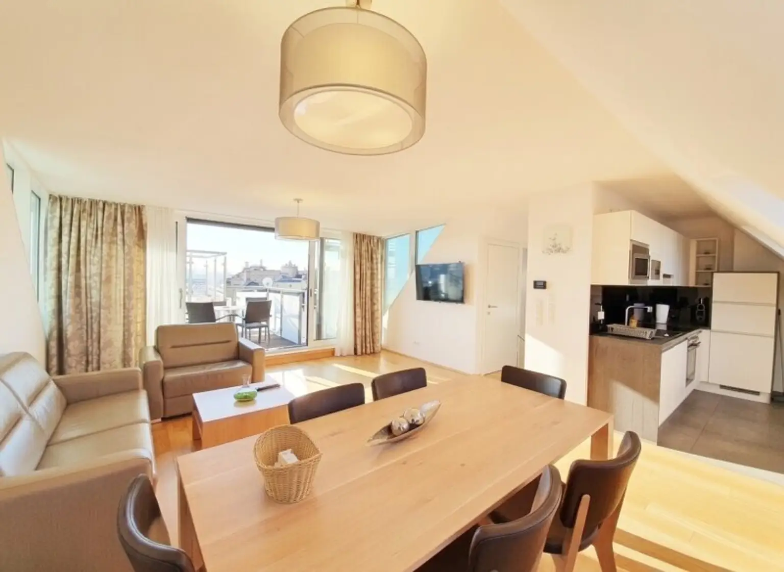 großzügige Wohnküche ca. 40 m² mit Terrasse