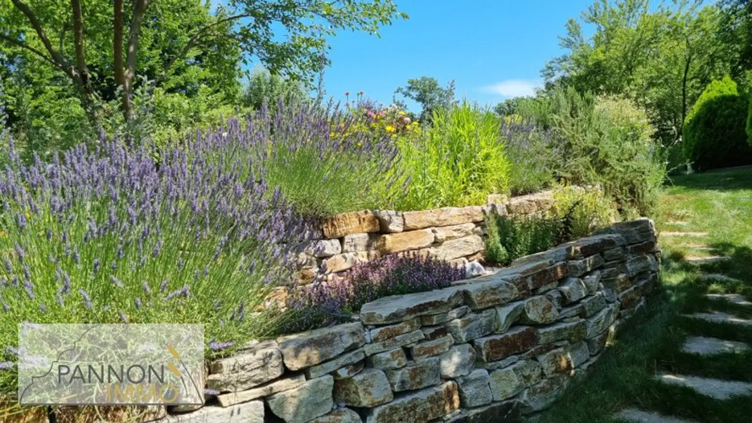 Luxus und Wohlbefinden - Traumvilla mit uneinsehbarem Garten in Grünlage