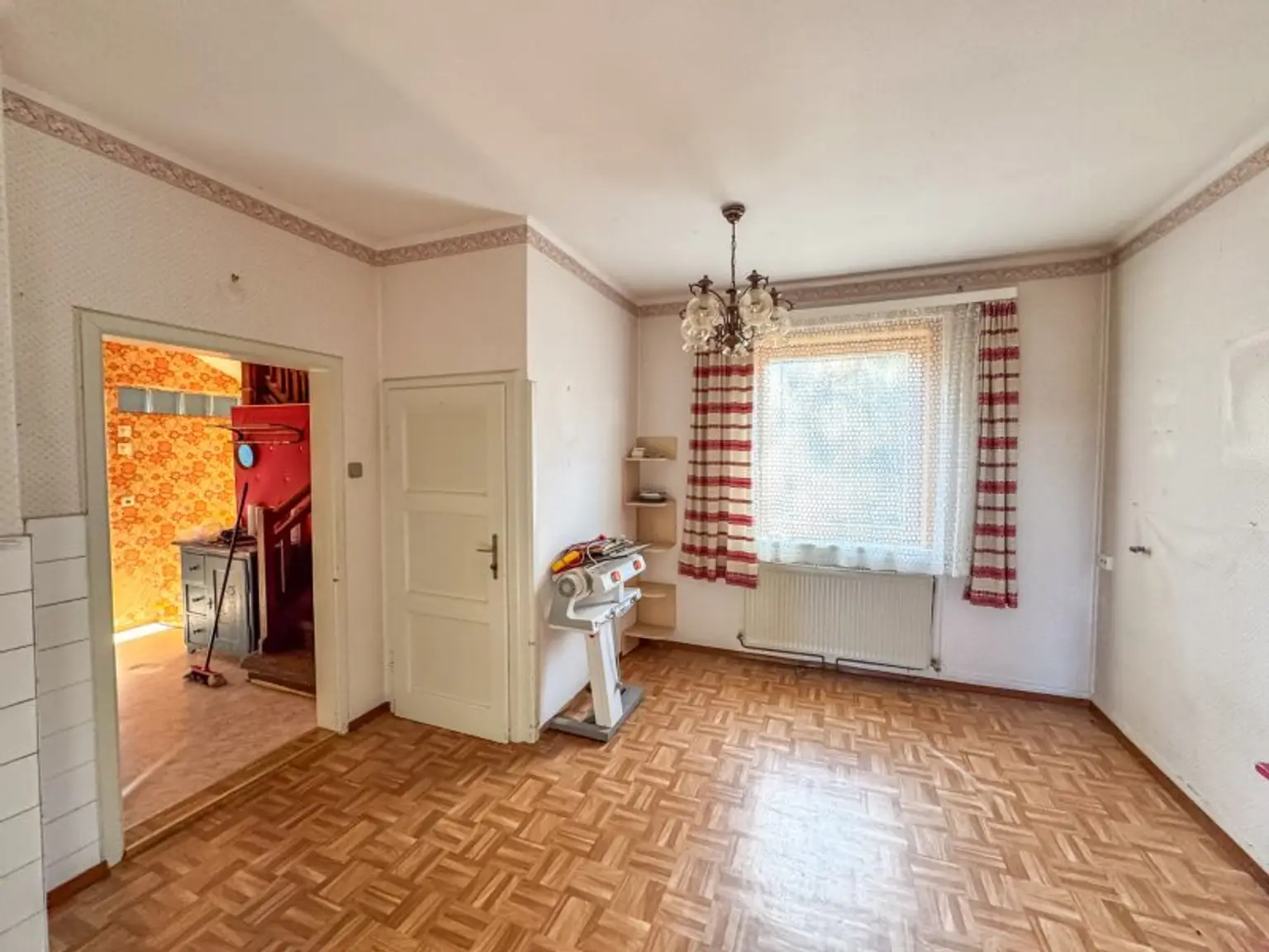 Sanierungsbedürftiges Einfamilienhaus in Pottschach, Nähe Bahnhof: Ihr Sanierungsprojekt mit 556 m2 Garten! 199.000 Euro!