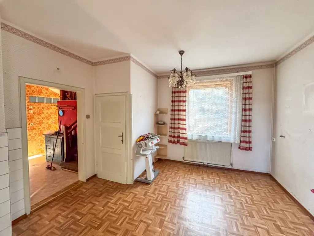 Sanierungsbedürftiges Einfamilienhaus in Pottschach, Nähe Bahnhof: Ihr Sanierungsprojekt mit 556 m2 Garten! 199.000 Euro!