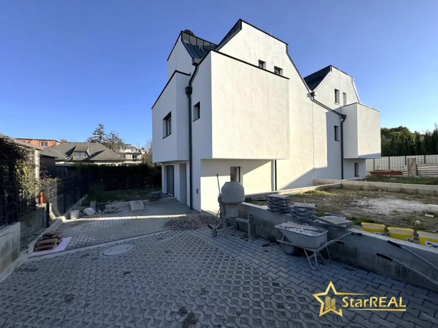 TOP DEAL! SCHLÜSSELFERTIGES EINZELHAUS! 5 ZIMMER/ 3 BADEZIMMER/ 3 TOILETTEN. INKLUSIVE STELLPLATZ.