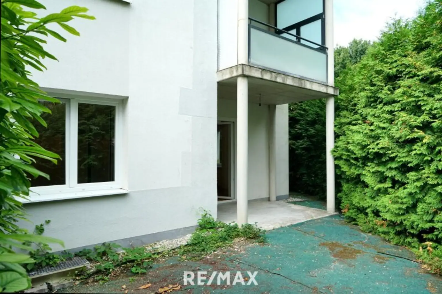 Terrasse Vorderseite mit Garten