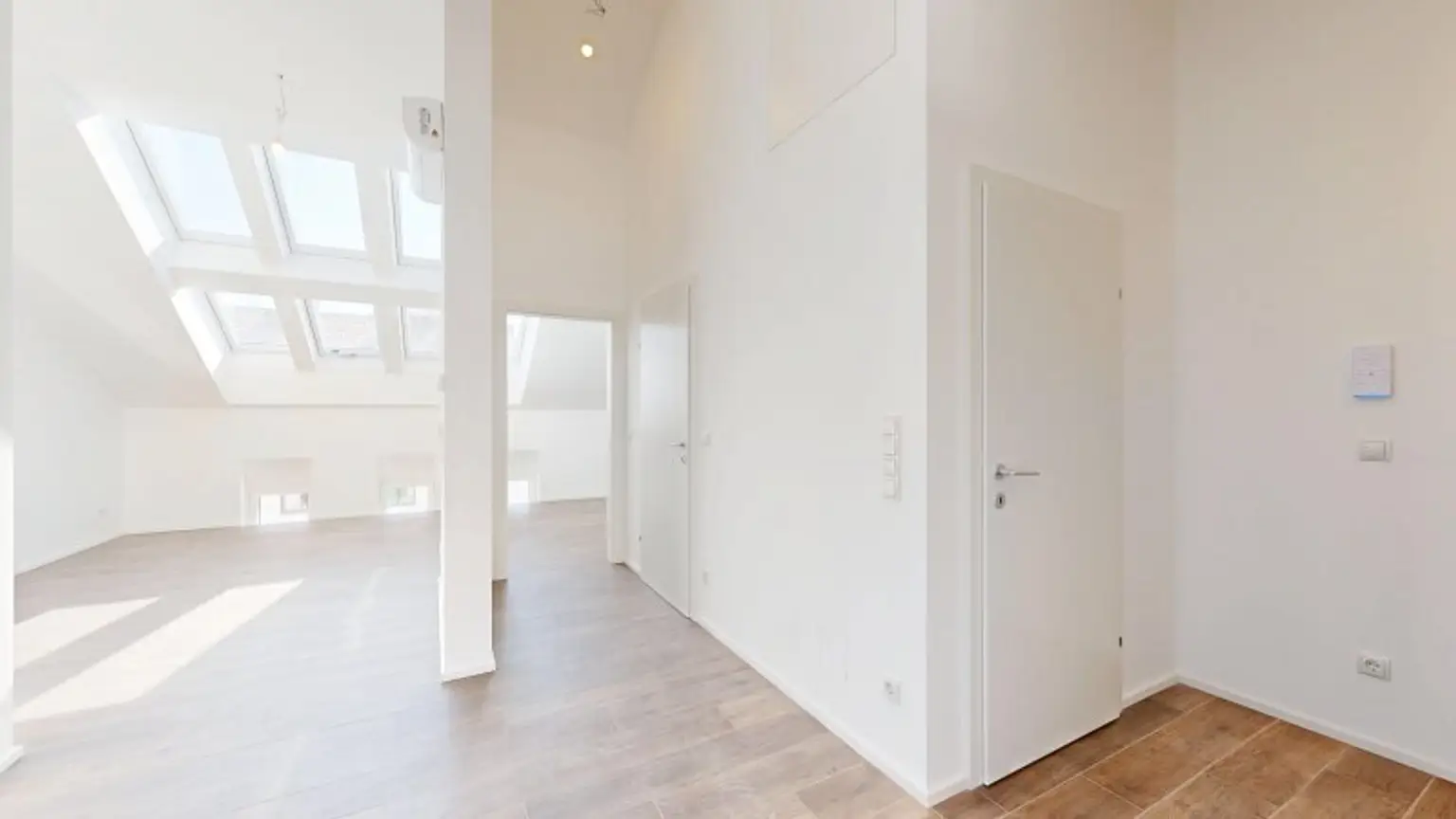 Moderne 2-Zimmer Dachgeschosswohnung | Terrasse | Klimaanlage | Nähe Café Hummel | Erstbezug