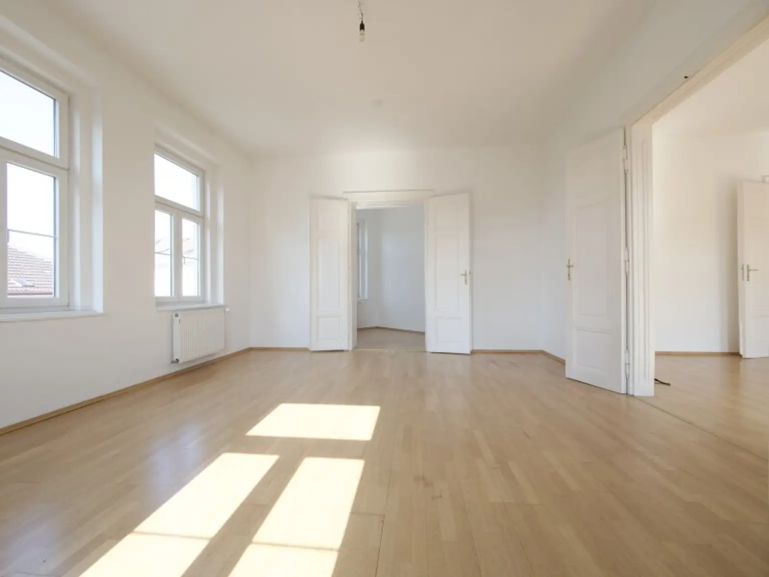 Lichtdurchflutete 4-Zimmer-Altbauwohnung in klassischem Gründerzeithaus in U-Bahn-Nähe