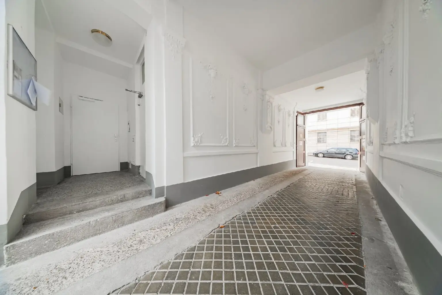 Charmante Altbauwohnung mit zwei Zimmern in sanierungsbedürftigem Zustand-in lebendiger Umgebung