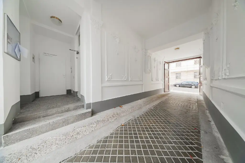 Charmante Altbauwohnung mit zwei Zimmern in sanierungsbedürftigem Zustand-in lebendiger Umgebung