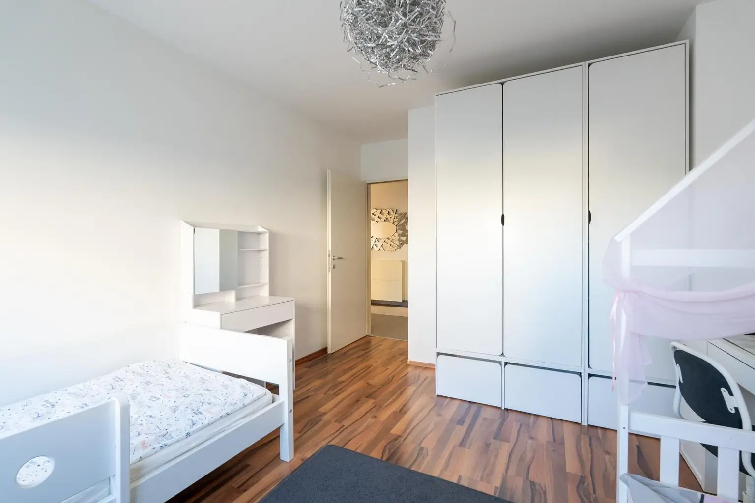"Helle und voll möblierte Wohnung"