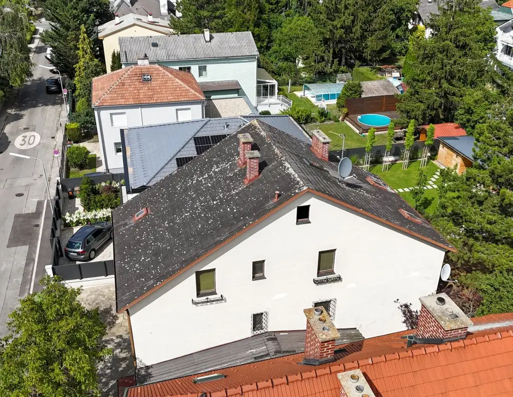 INVESTMENT MIT CA. 3,6% KP-RENDITE | Befristet vermietetes Haus | ca. 404 m² Nutzfläche | Inkl. Architektenstudien | Ost/West | Großer Garten & Garage