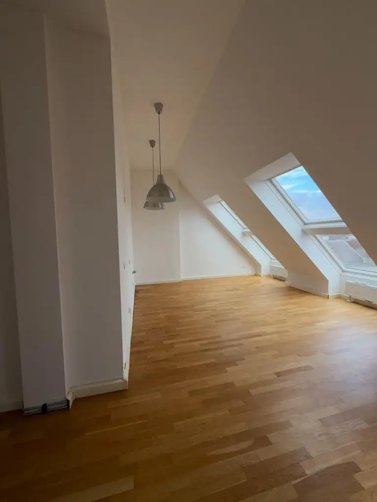 Helles 2 Zimmer - Büro - DG | wenige Schritte entfernt - Straßebahnlinie 46 | Nähe Brunnenmarkt & U6 Thaliastraße