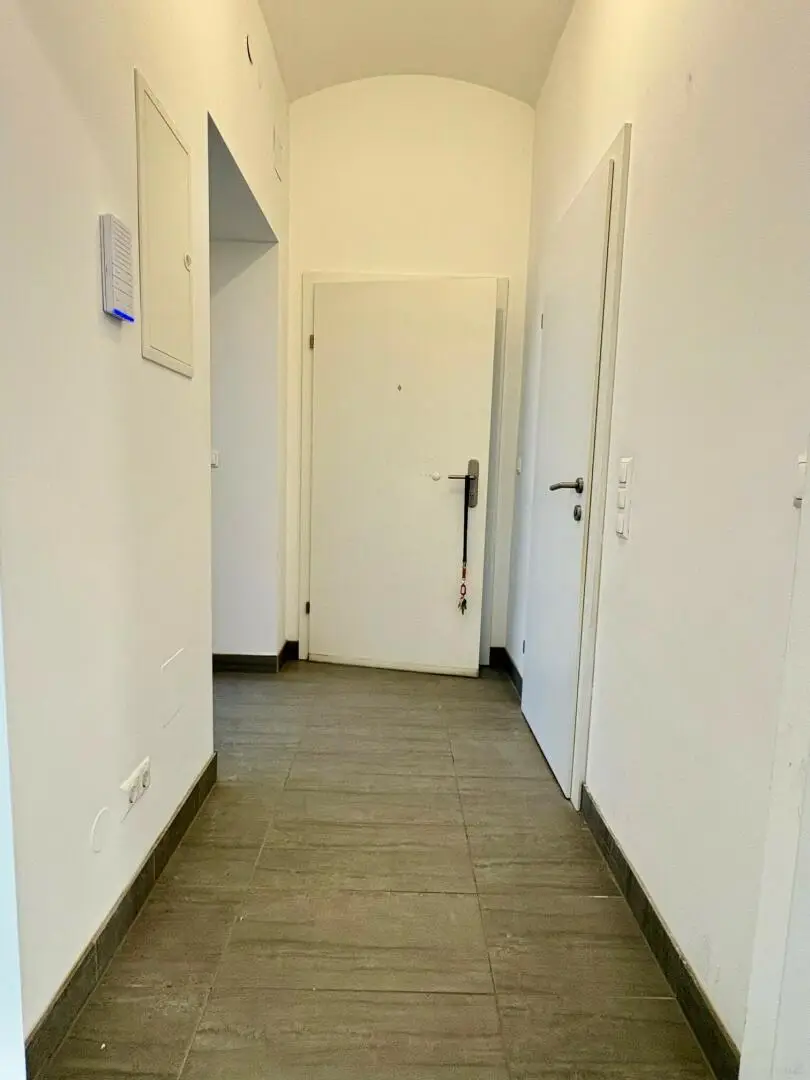 Vorraum Blick zum Zimmer 1 und Bad