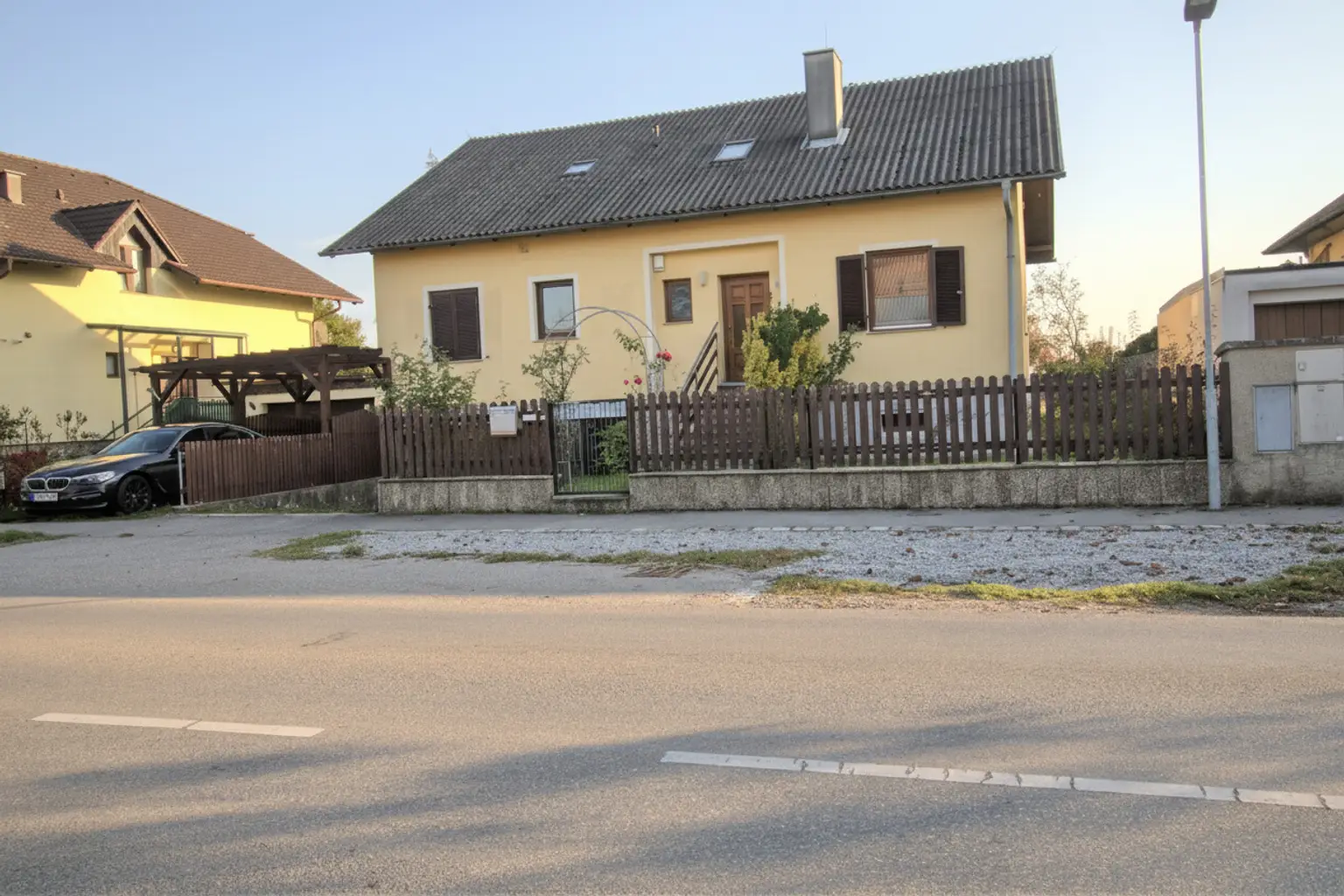 CHARMANTES; SANIERTES EINFAMILIENHAUS mit 6 ZIMMERN, GARTEN, GARAGE und CARPORT