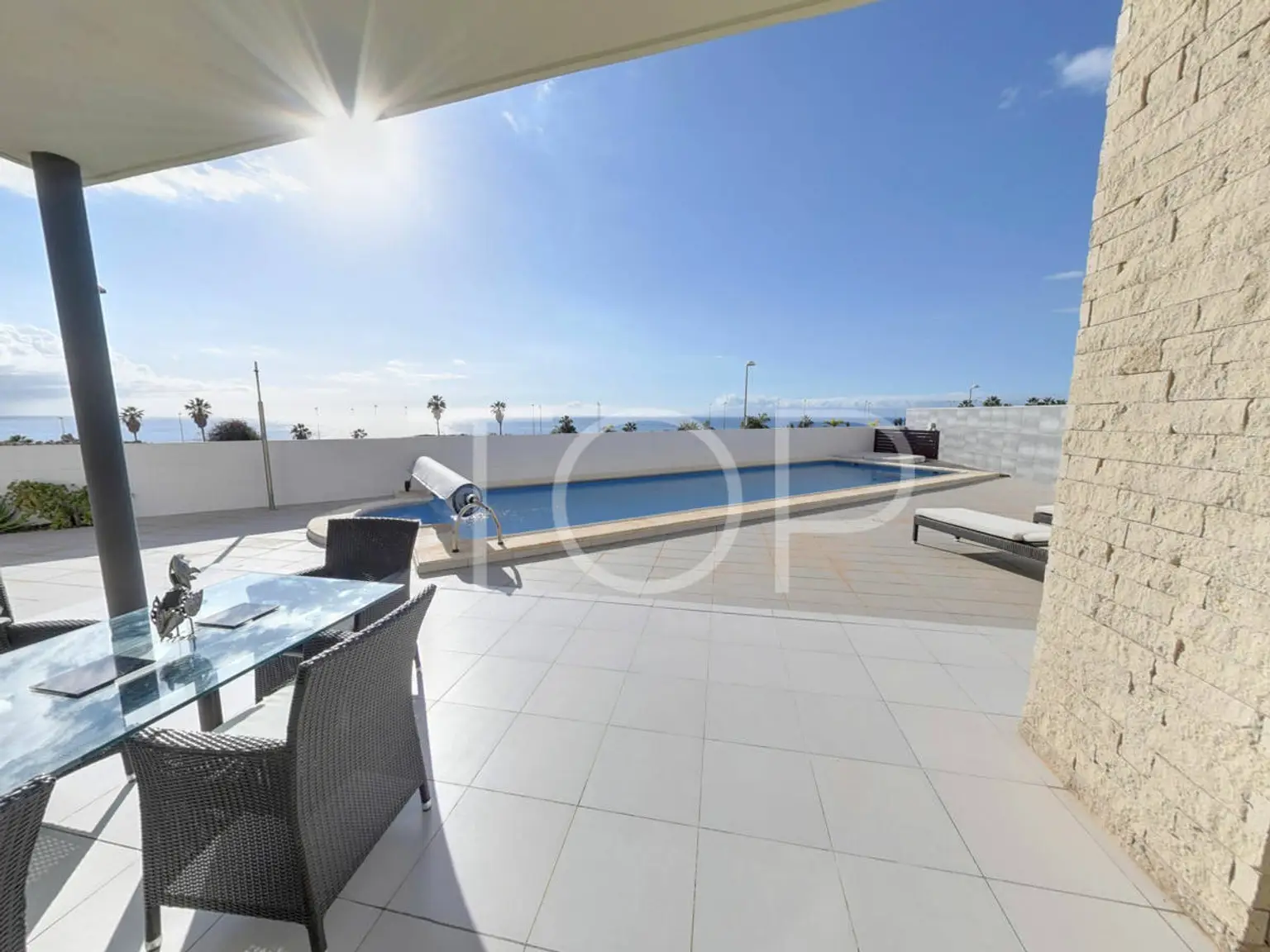 Moderna villa pareada con piscina privada en venta en el Golf de Costa Adeje