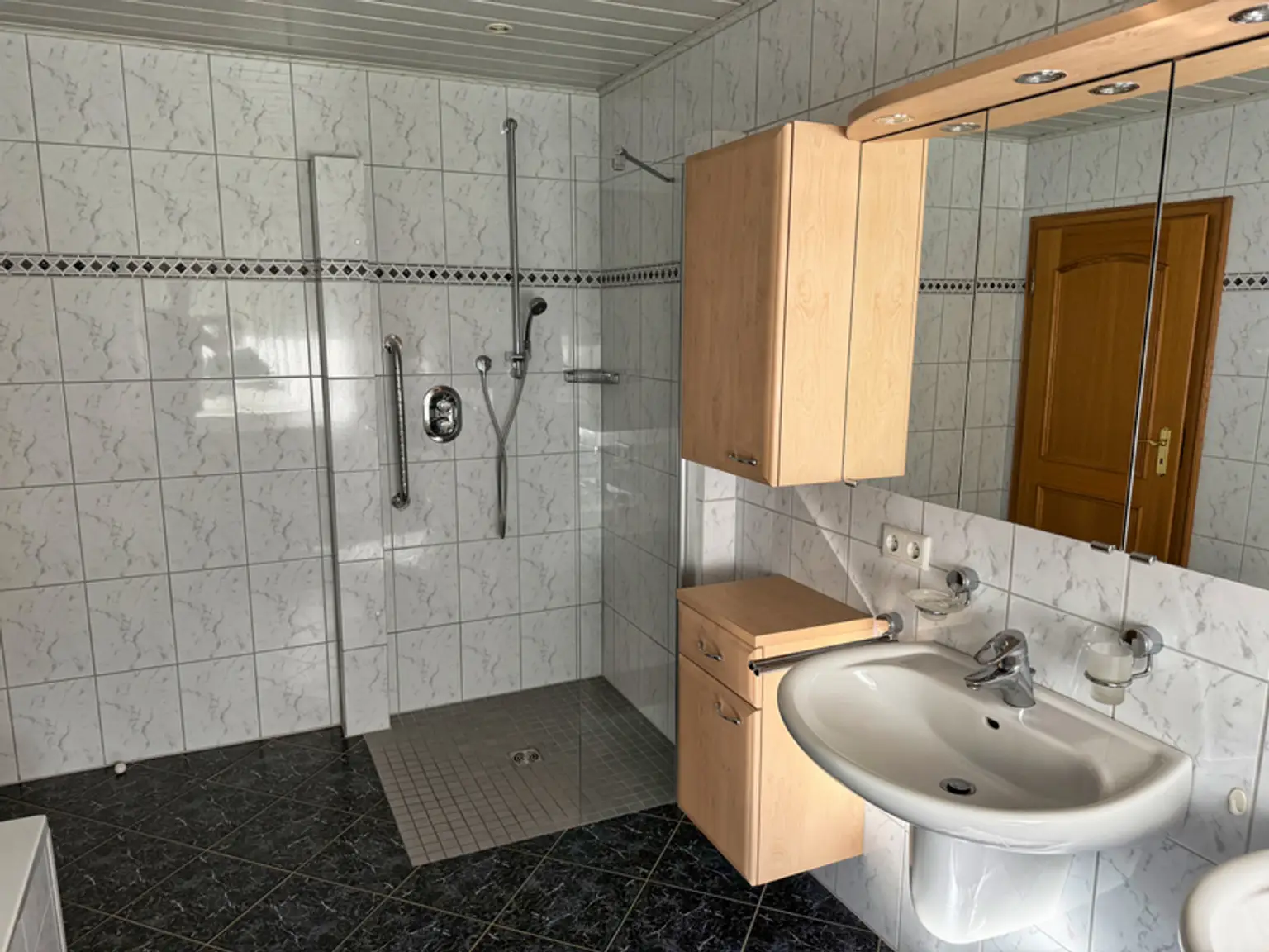 Mitten im Ort! Einfamilienhaus auf großzügigem Grundstück!