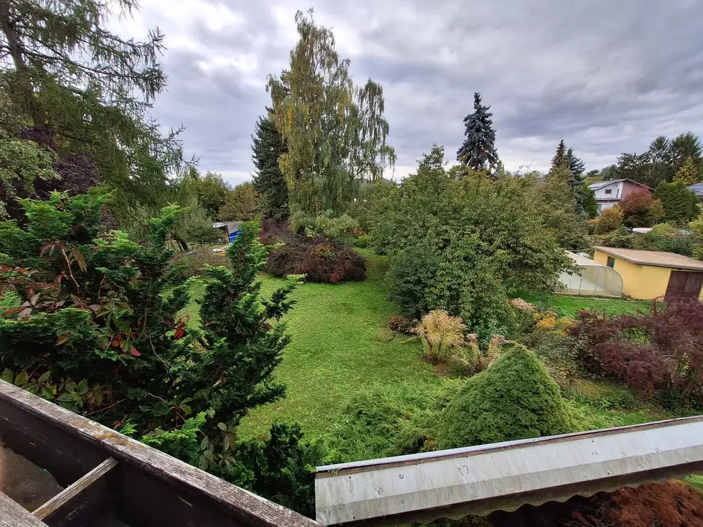 Absolut ruhig gelegen Villa mit überdachtem Pool, direkt am Waldrand auf 2.003 m² Grundstück.