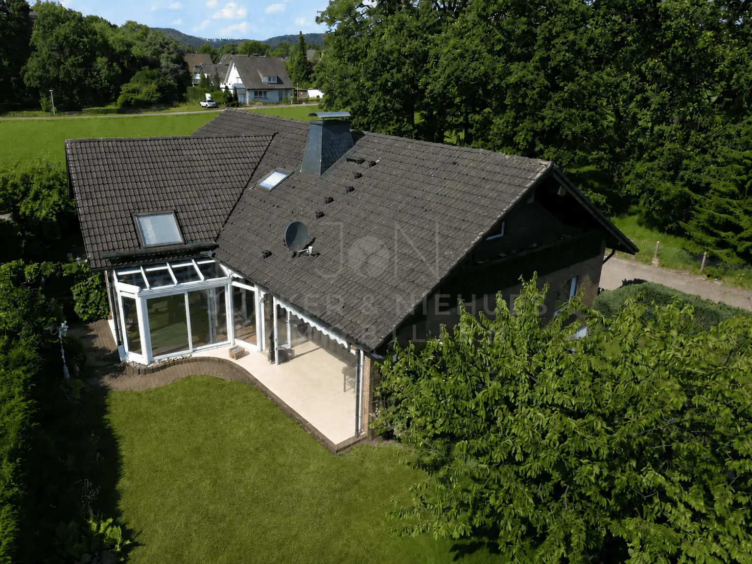 Hausansicht mit Garten