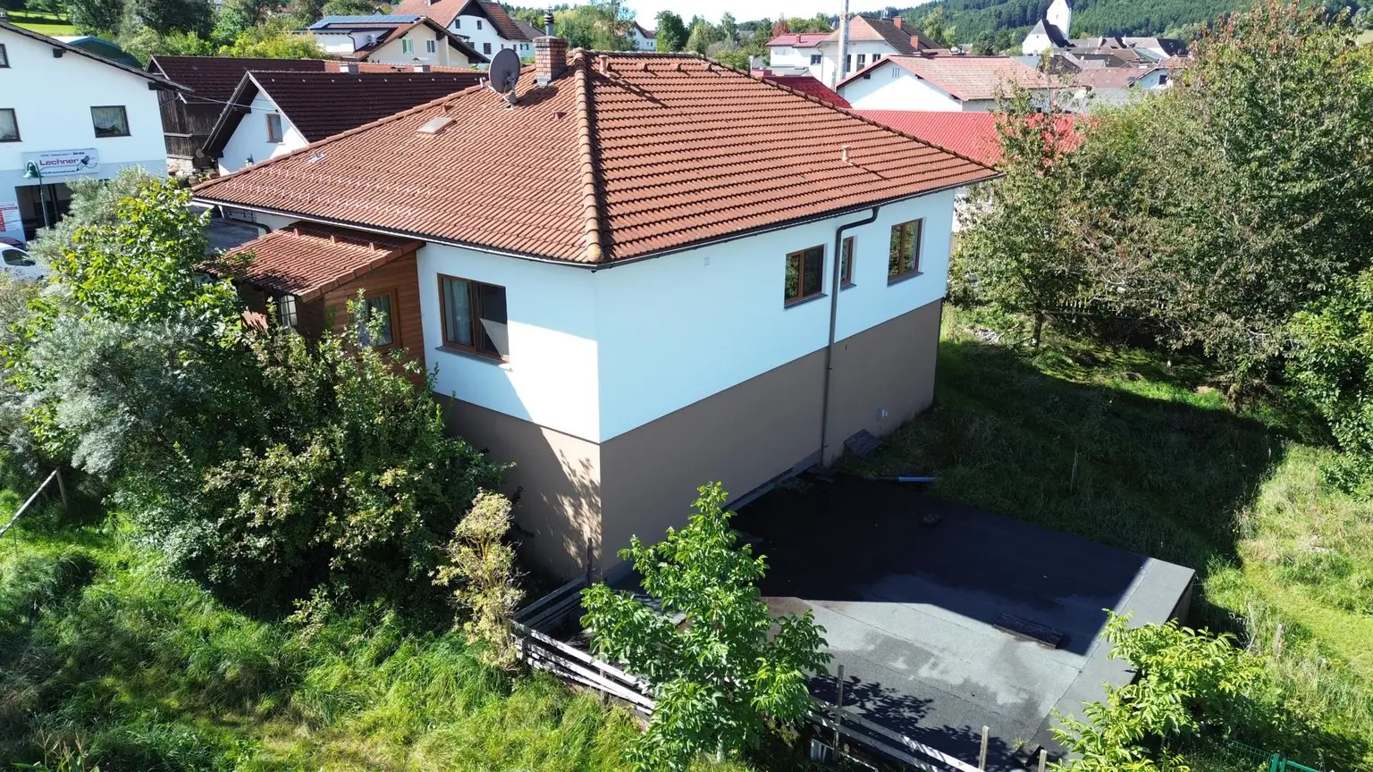 Wohnhaus mit großem Wirtschaftsgebäude auf ca. 1,4 ha Grund