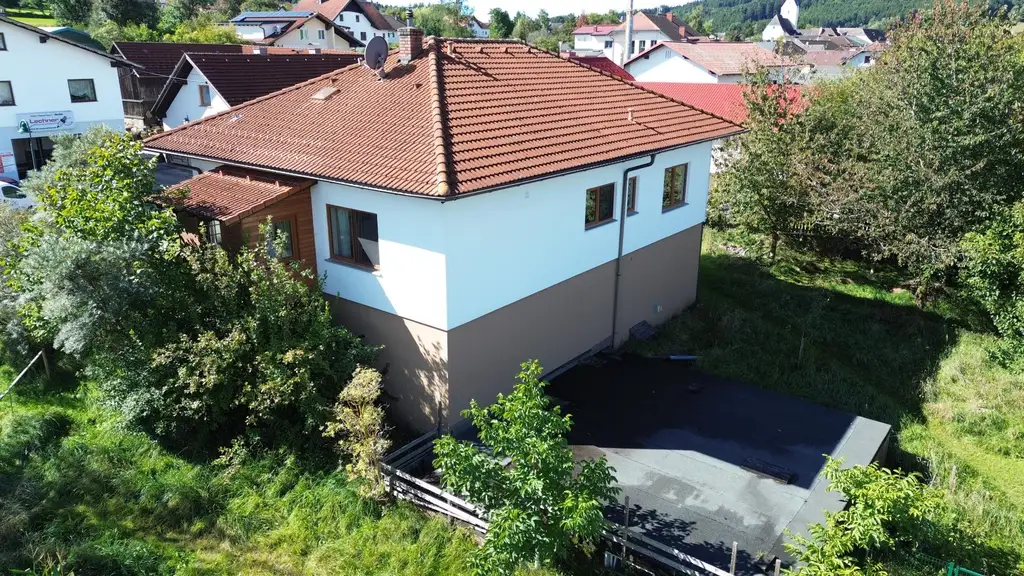 Wohnhaus mit großem Wirtschaftsgebäude auf ca. 1,4 ha Grund