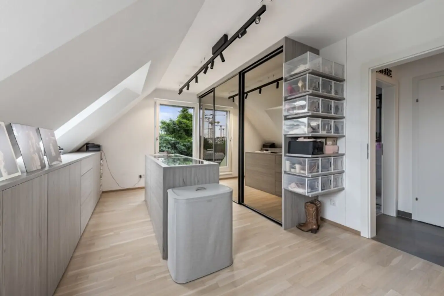 Rarität und Wohntraum! Dachgeschosswohnung mit südwestseitiger Terrasse an der oberen Alten Donau auf Eigengrund! Garagenplatz inkludiert