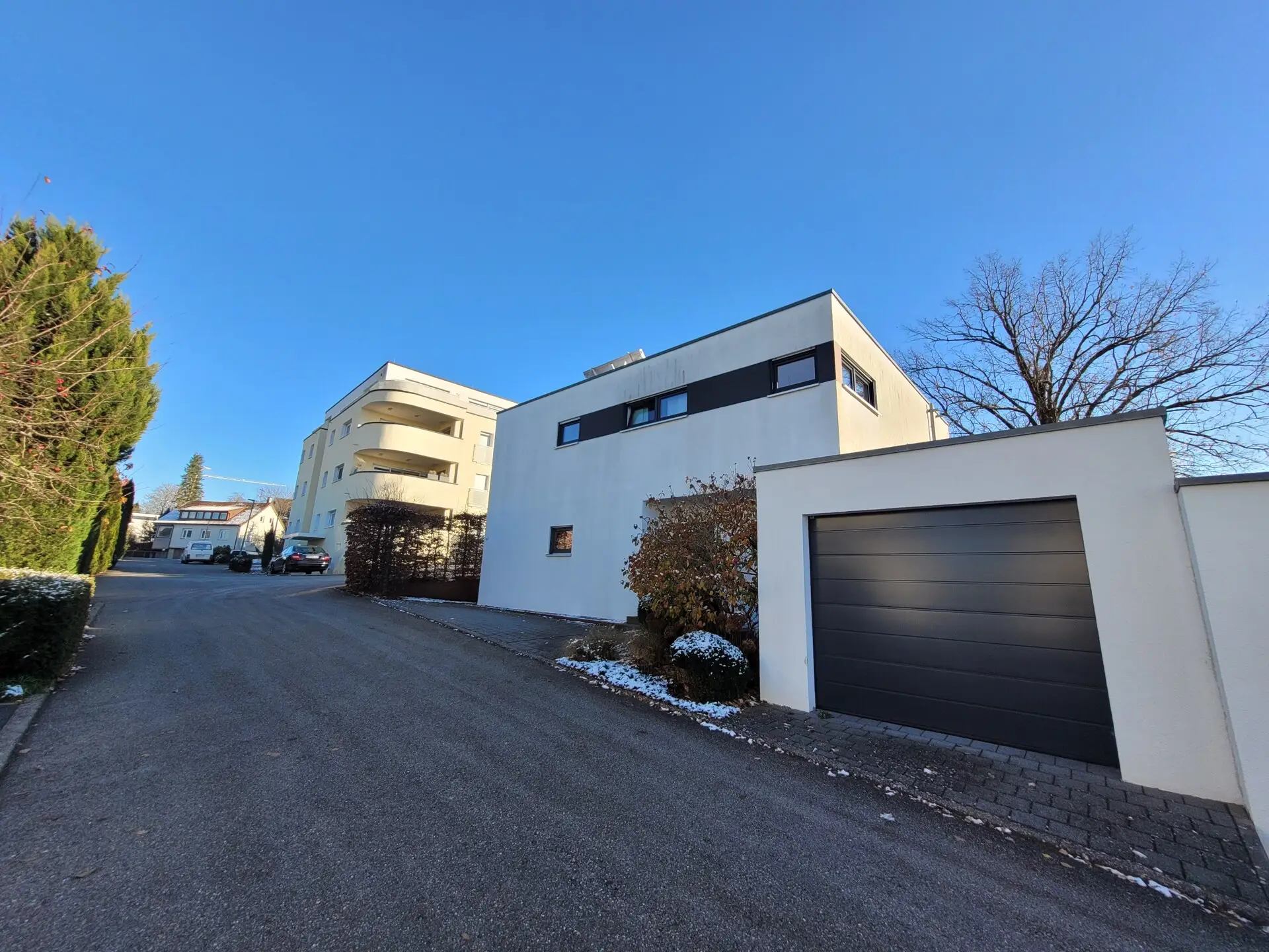 Garage Hauseingang in Cul de Sac