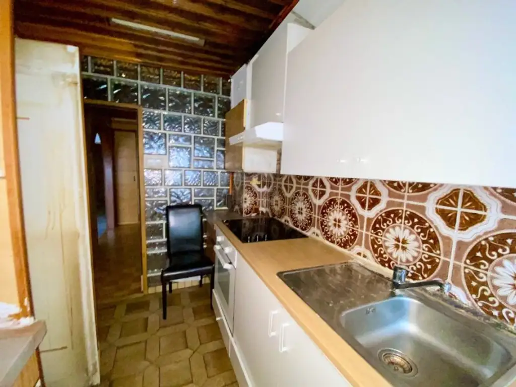 4 ZIMMER-Wohnung zu SANIEREN mit HOFSEITIGER LOGGIA