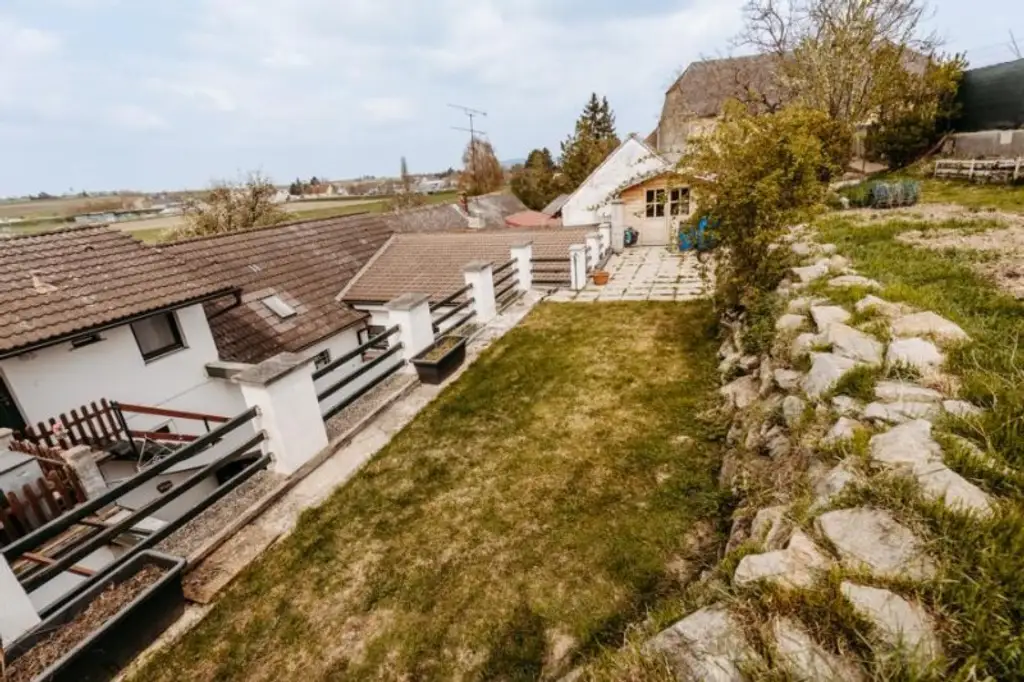 Gepflegtes, neu revitalisiertes  und liebevoll erhaltenes Landhaus. Natur, Sonne, Ruhe,  Seelenheil.