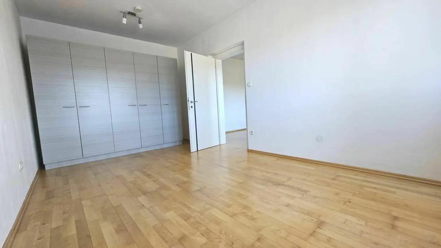 ***Elegante & sonnige Wohnung***Süd-Loggia***Garage***Tischlerküche***Ruhelage***