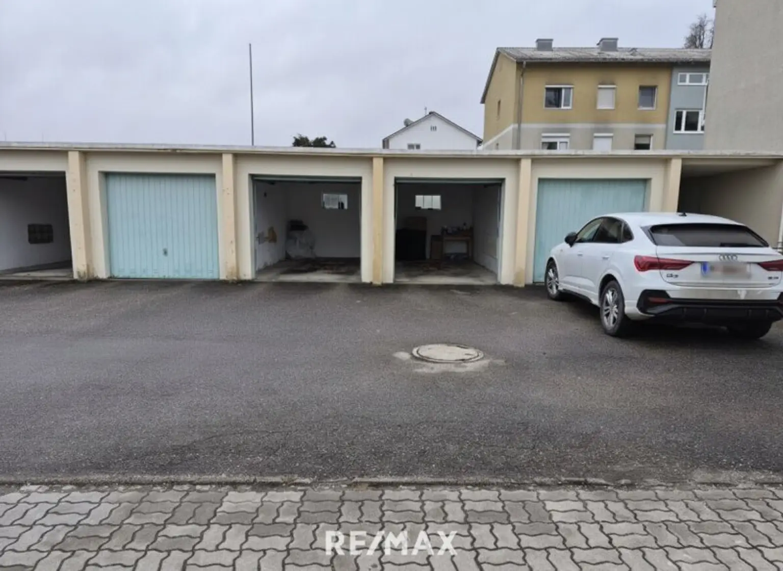 Garage mit Stellplatz