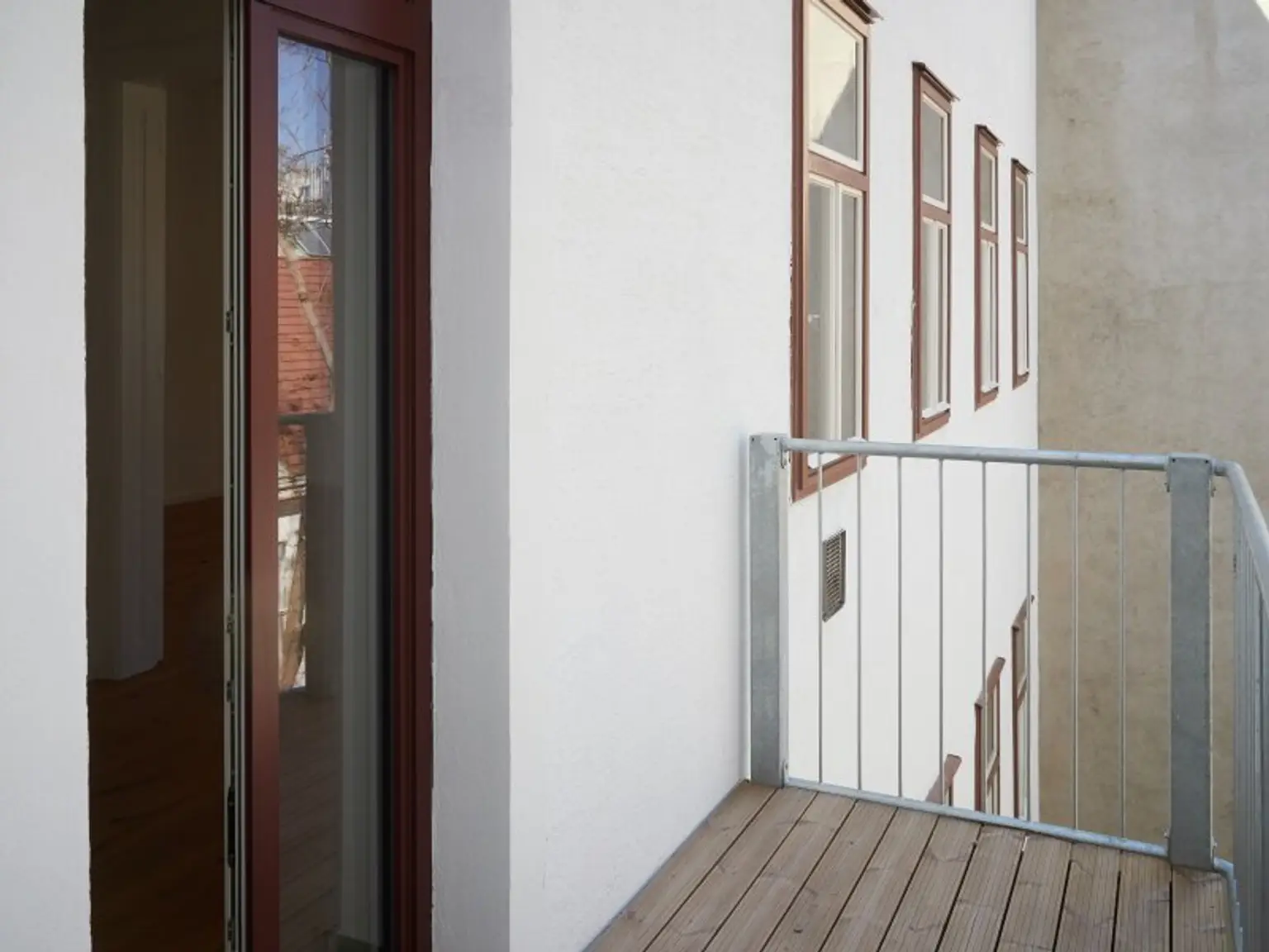 Exklusive Altbau-Residenz mit modernster Technik – hofseitige 2-Zimmerwohnung mit Balkon beim Naschmarkt