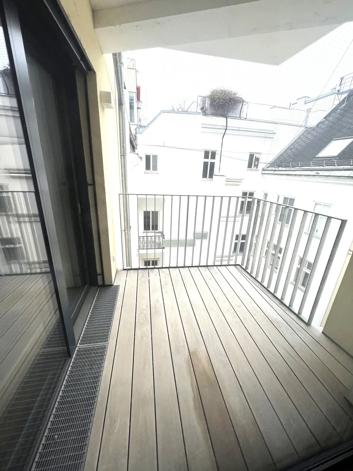 UNBEFRISTET: Klimatisierte Dachgeschosswohnung mit Balkon und Loggia