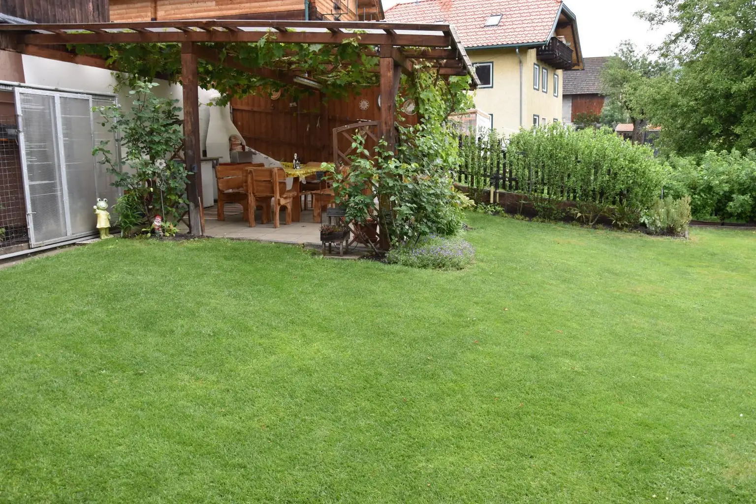 Grünfläche mit Grillplatz