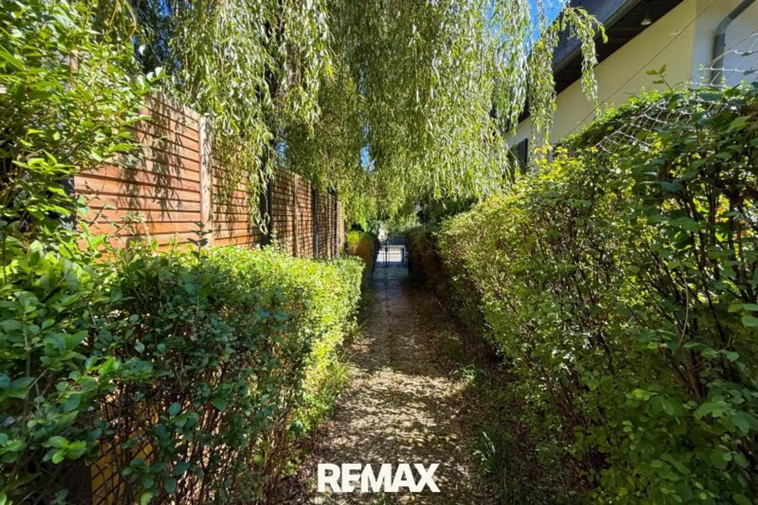 Zugang Richtung Straße