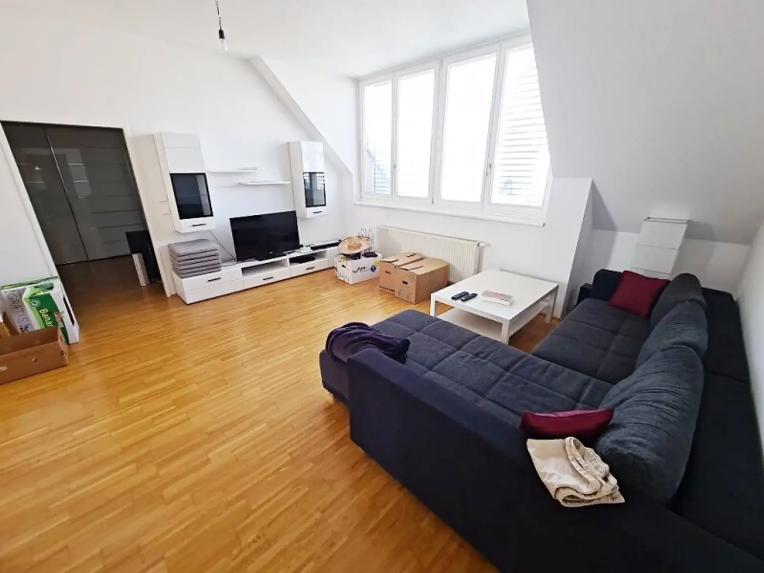 TERRASSENHIT, U1-NÄHE, 84 m2 Dachgeschoß mit 30 m2 Terrasse, 2 Zimmer, Wohnküche, 2 Bäder, Parketten, Viktorgasse