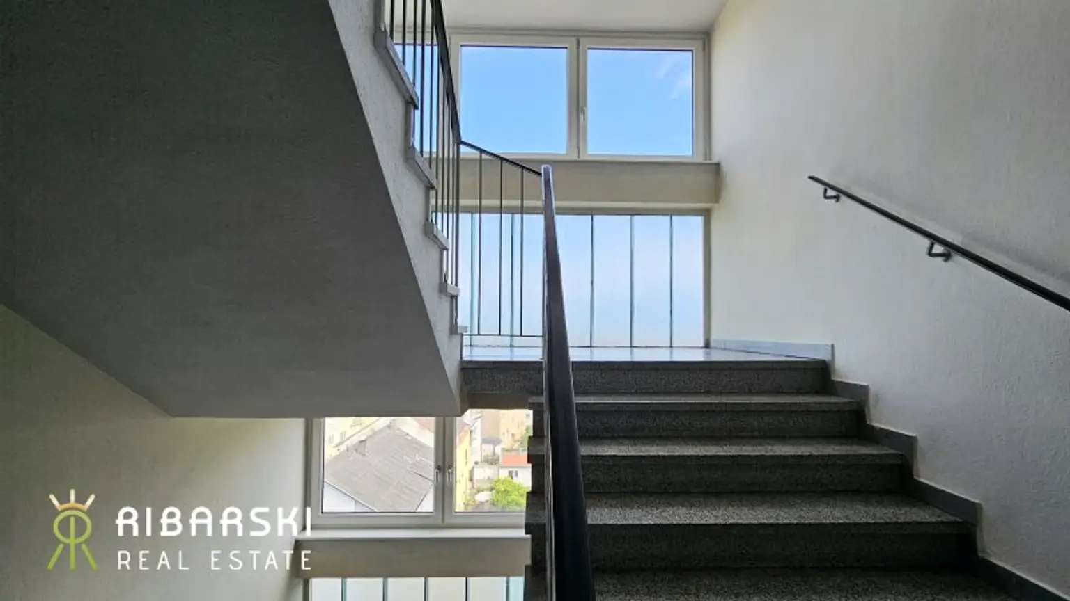 Fast wie ein Penthouse der 70er Jahre - großzügige Wohnung mit 4 Zimmern und drei Loggien - Garage inklusive