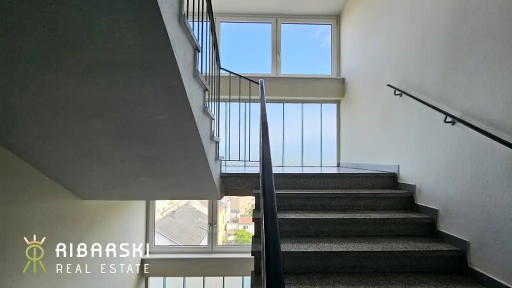 Fast wie ein Penthouse der 70er Jahre - großzügige Wohnung mit 4 Zimmern und drei Loggien - Garage inklusive