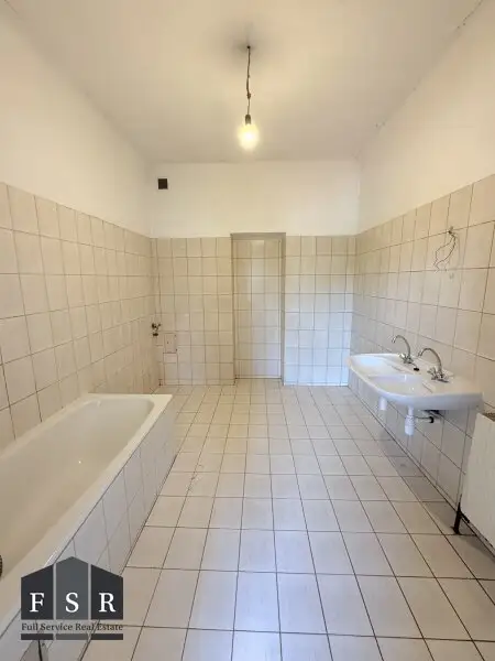Lichtdurchflutete 4,5 Zimmer Wohnung - SANIERUNGSBEDÜRFTIG & BALKONANBAU möglich