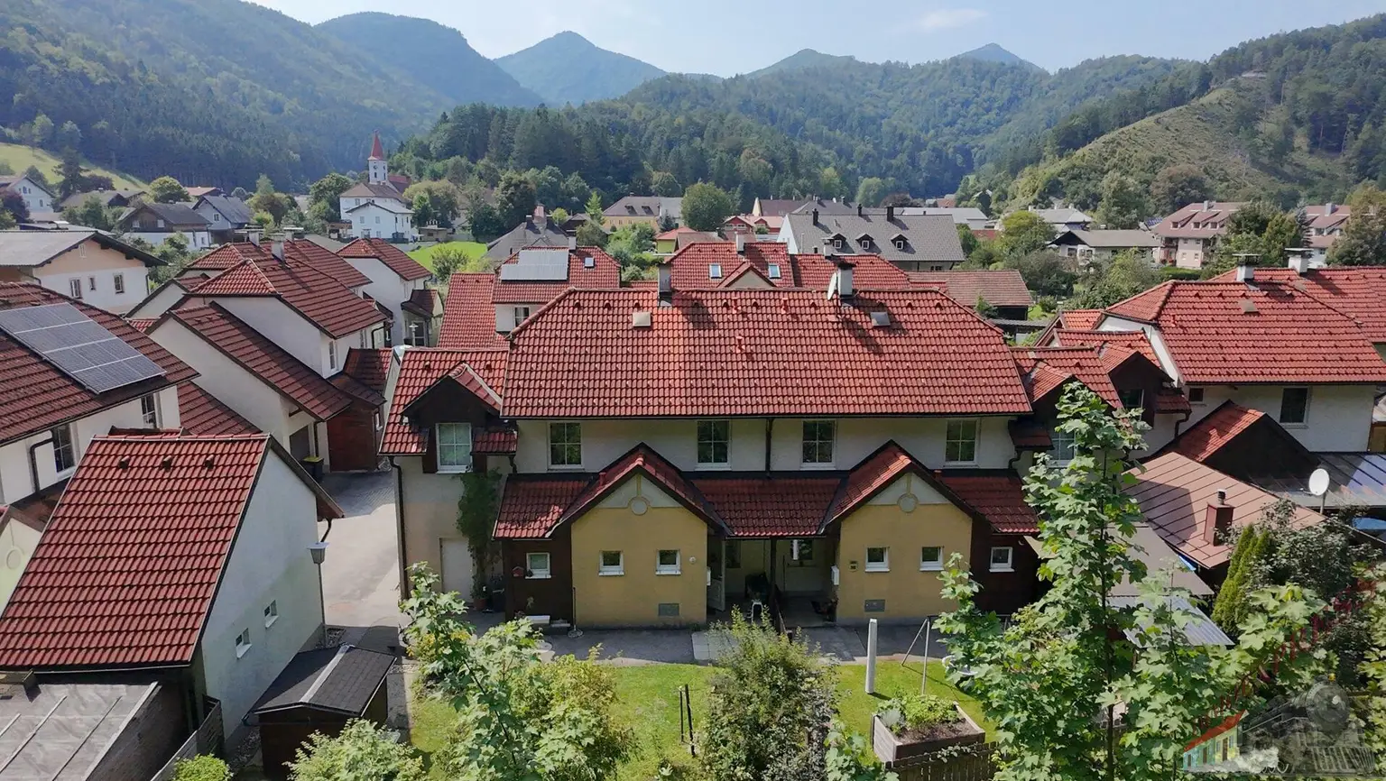 "Wohnen wie im Urlaub" - Wunderschöne Doppelhaushälfte mit gepflegten Garten in Hohenberg