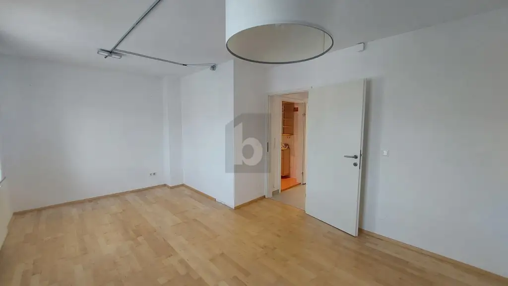 MAISONETTEN-DACHGESCHOSS MIT BLICK ÜBER DIE STADT