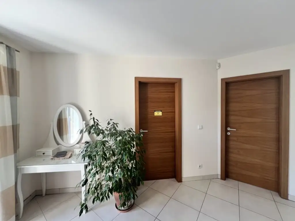 Moderne, zentrumsnahe Familienvilla mit großem Garten in gefragter Grünruhelage (!)