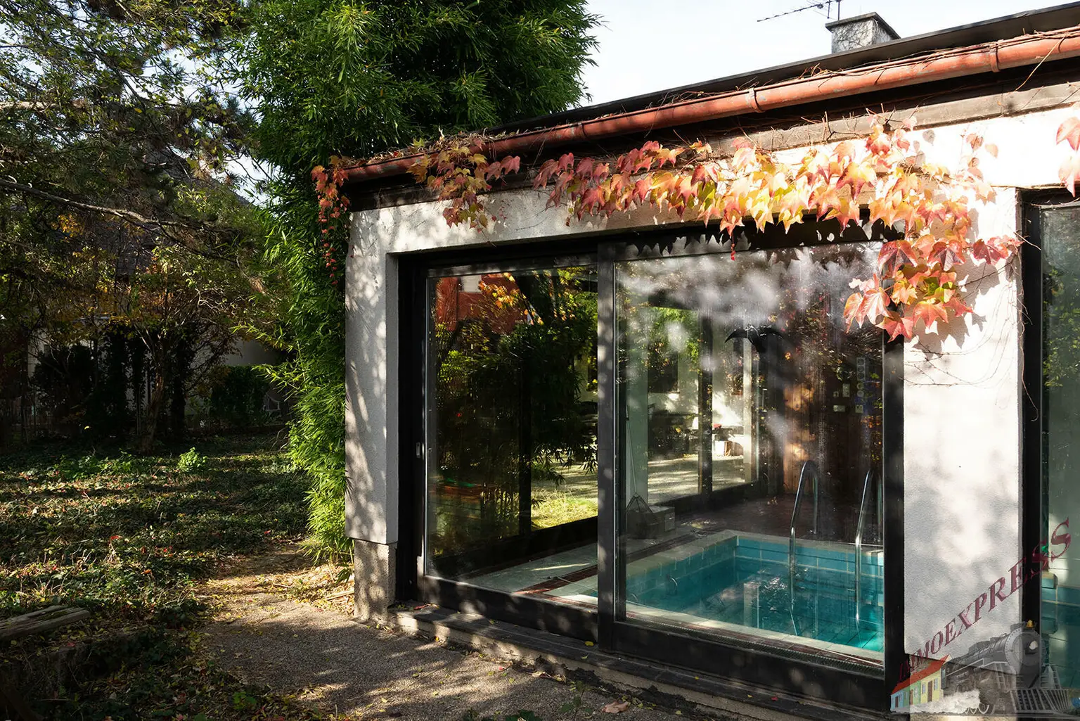 Architektenhaus mit Schwimmhalle in Ruhelage