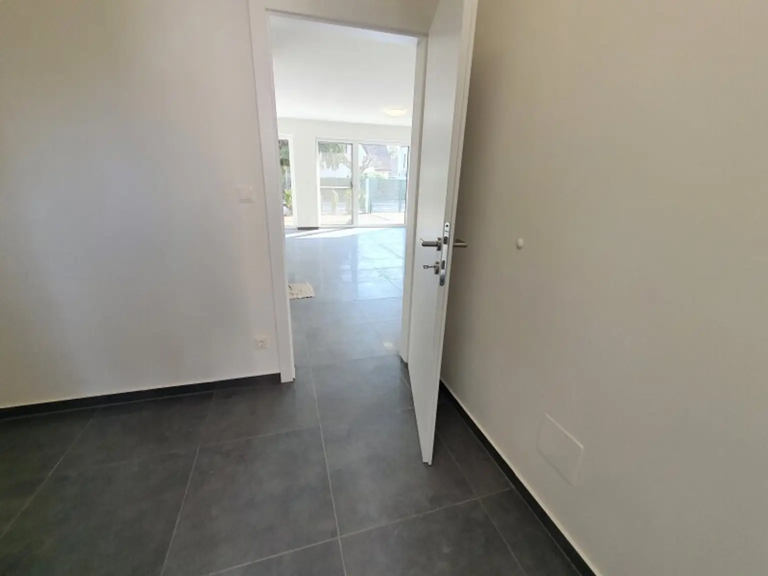 MODERNE DOPPELHAUSHÄLFTE IM NORDEN VON WIEN NÄHE U1 LEOPOLDAU.