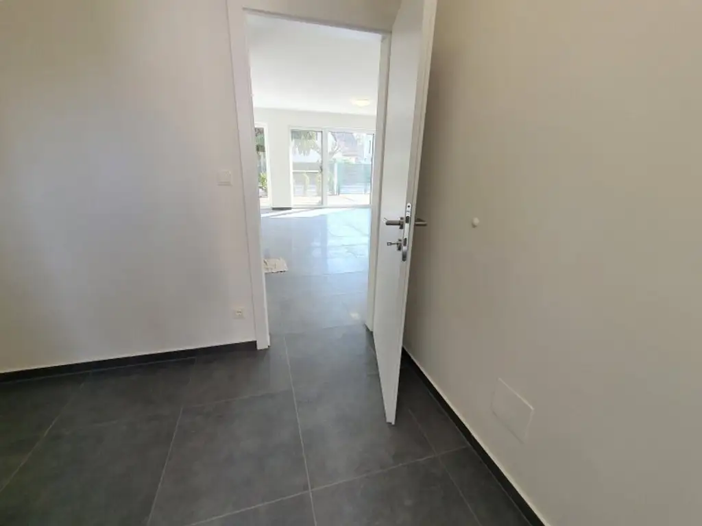 MODERNE DOPPELHAUSHÄLFTE IM NORDEN VON WIEN NÄHE U1 LEOPOLDAU.