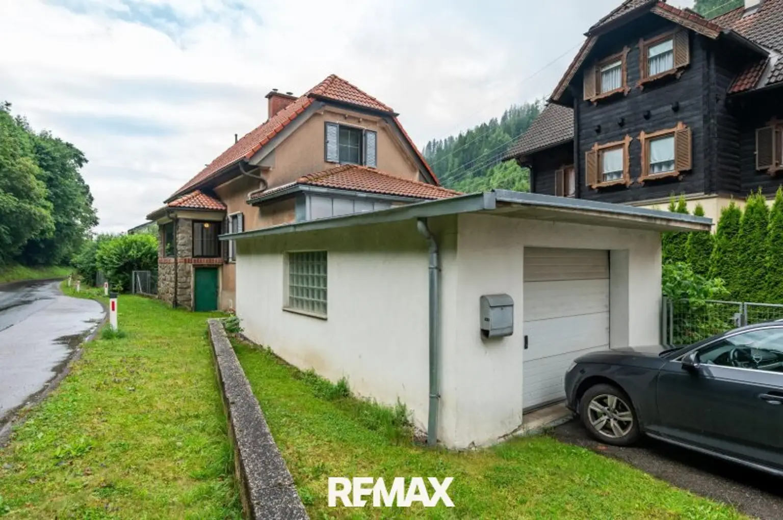 Hausansicht mit Garage