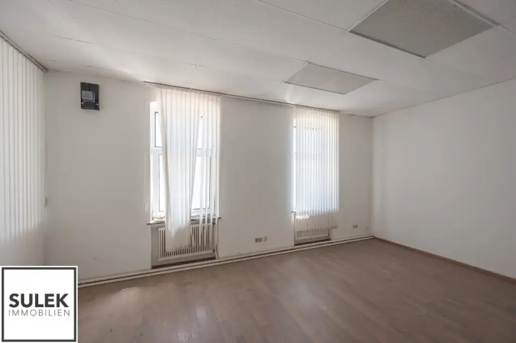 Grundstück mit vier Baukörpern - Büro-, Geschäfts- und Gewerbegebäude inkl. Parkplätzen in Vösendorf