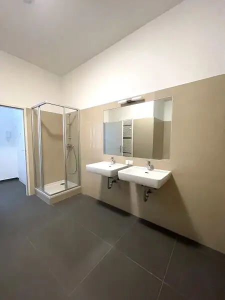 Große 1-Zimmer-Wohnung mit 58 m2, 1. Stock mit Lift! Zentrale Lage!