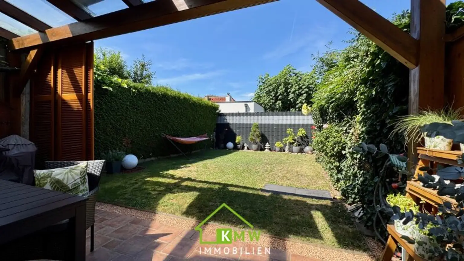 Familienglück: saniertes, gepflegtes Reihenhaus mit Keller, Garten und Terrasse