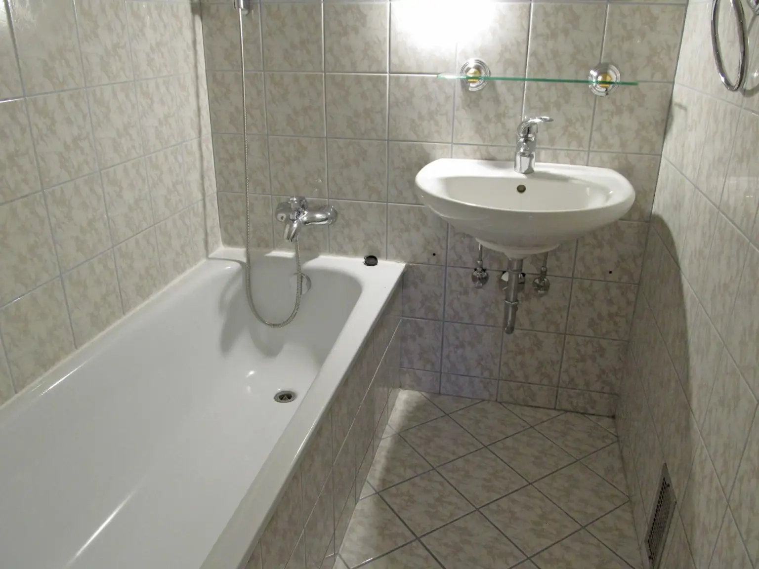 Schöne 3-Zimmerwohnung mit Loggia nähe Tabakfabrik! Gruberstraße!